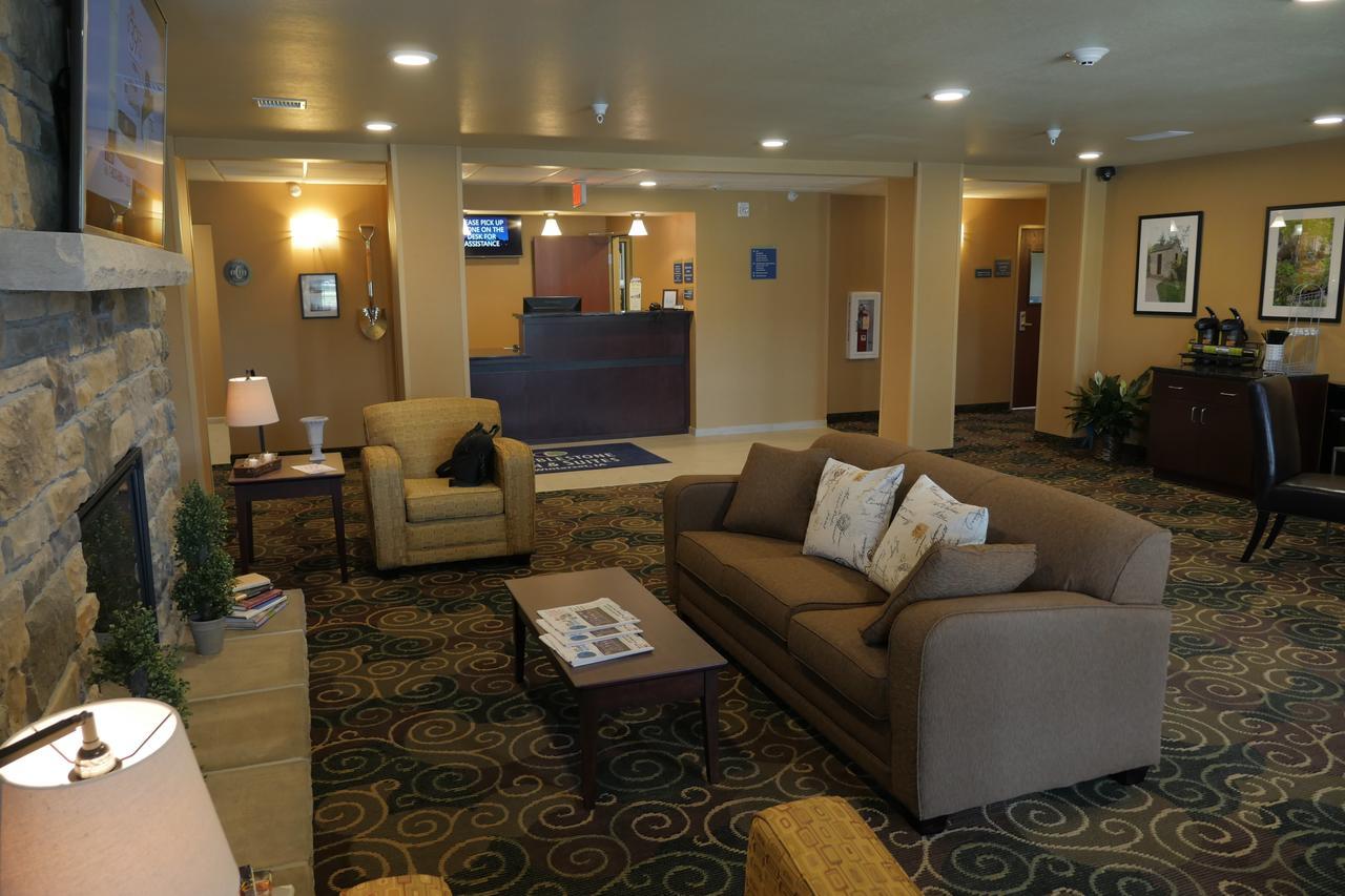 Cobblestone Inn & Suites-Winterset Exterior photo