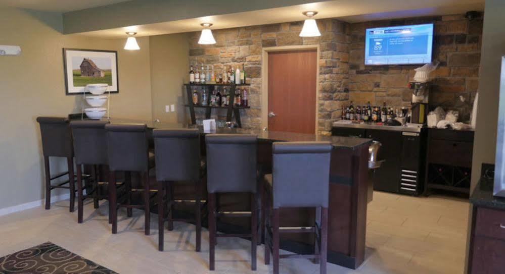 Cobblestone Inn & Suites-Winterset Exterior photo